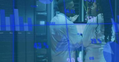 Sunucu odasındaki melez işçilerin diyagramlarının ve veri işlemelerinin animasyonu. Teknoloji ve dijital arayüz kavramı dijital olarak oluşturuldu.