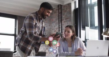 Ofisteki çeşitli iş adamları üzerinde dijital simgelerin ve veri işlemlerinin animasyonu. Küresel sosyal medya, iş dünyası, bağlantılar, hesaplama ve veri işleme kavramı dijital olarak oluşturuldu.