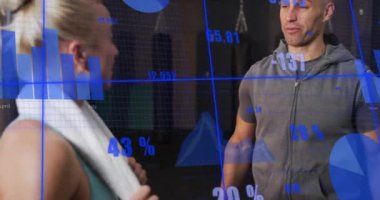 Spor salonunda konuşan beyaz bir çiftin finansal veri işleme animasyonu. Küresel hesaplama, finans, spor, iletişim ve dijital arayüz kavramı dijital olarak oluşturulmuş video.