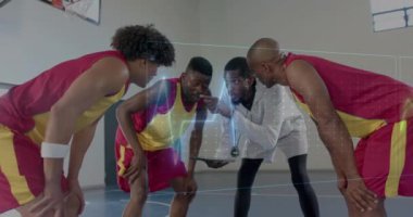 Sahadaki çeşitli basketbol oyuncularının dijital veri işleme animasyonları. Küresel spor, rekabet, bağlantılar, hesaplama ve veri işleme kavramı dijital olarak oluşturulmuş video.