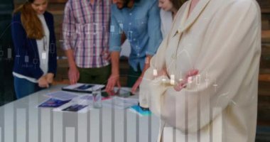 Ofisteki çeşitli iş adamları üzerinde finansal veri işleme animasyonu. Küresel finans, iş, bağlantılar, hesaplama ve veri işleme kavramı dijital olarak oluşturulmuş video.