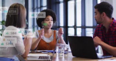 Ofisteki çeşitli iş adamları üzerinde sosyal medya veri işleme animasyonu. Küresel finans, iş, bağlantılar, hesaplama ve veri işleme kavramı dijital olarak oluşturulmuş video.