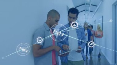 Tablet kullanan farklı iş adamlarının simgeleriyle bağlantı ağının animasyonu. Teknoloji, iş ve dijital arayüz kavramı dijital olarak oluşturulmuş video.