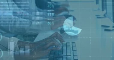 Telefon kulaklıkları ve bilgisayarlar kullanılarak çeşitli meslektaşlar üzerinde finansal veri işleme animasyonu. Küresel iş, finans, bilgisayar ve dijital arayüz kavramı dijital olarak oluşturulmuş video.