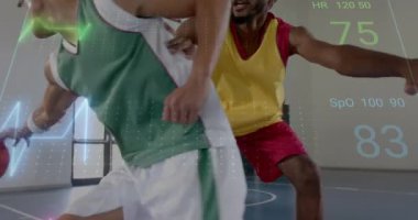 Sahadaki çeşitli basketbol oyuncularının dijital veri işleme animasyonları. Küresel spor, rekabet, bağlantılar, hesaplama ve veri işleme kavramı dijital olarak oluşturulmuş video.