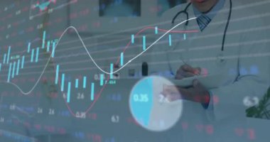 Kafkas erkek doktor üzerinde veri işleme animasyonu. Küresel tıp, bağlantılar, hesaplama ve veri işleme kavramı dijital olarak oluşturulmuş video.