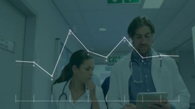 Beyaz diyagramların, yürüyen ve konuşan beyaz doktorların üzerinde canlandırması. Tıp, teknoloji ve dijital arayüz kavramı dijital olarak oluşturulmuş video.