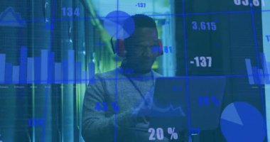 Sunucu odasındaki çift ırklı erkek işçinin diyagram ve veri işleme animasyonları. Teknoloji ve dijital arayüz kavramı dijital olarak oluşturuldu.