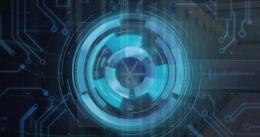 Bilgisayar sunucuları üzerinden dijital veri işleme ve devre kartlarının animasyonu. Dijital olarak oluşturulmuş küresel bağlantılar, hesaplama ve veri işleme kavramı.