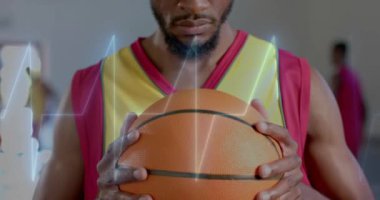 Sahadaki Afrikalı Amerikalı basketbolcu üzerinden dijital veri işleme animasyonu. Küresel spor, rekabet, bağlantılar, hesaplama ve veri işleme kavramı dijital olarak oluşturulmuş video.