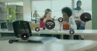 Ofisteki çeşitli iş adamları üzerinde Wi-Fi simgeleriyle bağlantı ağının animasyonu. Küresel finans, iş, bağlantılar, hesaplama ve veri işleme kavramı dijital olarak oluşturulmuş video.