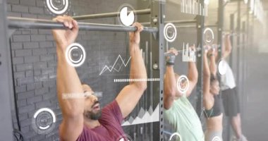 Spor salonunda barfiks çeken farklı insanların finansal veri işleme animasyonları. Küresel hesaplama, finans, spor, iletişim ve dijital arayüz kavramı dijital olarak oluşturulmuş video.