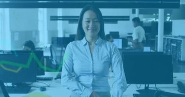 Asyalı iş kadınının portresi üzerinde finansal veri işleme animasyonu. Küresel iş, finans, bilgisayar, iletişim ve dijital arayüz kavramı dijital olarak oluşturulmuş video.