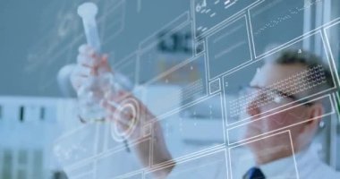 Kafkas erkek bilim adamının laboratuvarda bilimsel veri işleme animasyonu. Küresel bilim, bağlantılar, hesaplama ve veri işleme kavramı dijital olarak oluşturulmuş video.