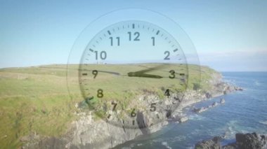 Manzara üzerinde hareket eden saatin animasyonu. Zaman, doğa ve dijital arayüz kavramı dijital olarak oluşturulmuş video.