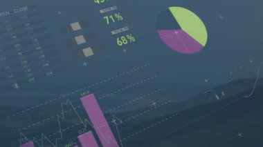 Dağ manzarası üzerinde finansal veri işleme animasyonu. Küresel iş, finans, bilgisayar ve dijital arayüz kavramı dijital olarak oluşturulmuş video.