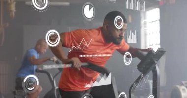 Spor salonunda eliptik bisikletler kullanan farklı insanların finansal veri işleme animasyonları. Küresel hesaplama, finans, spor, iletişim ve dijital arayüz kavramı dijital olarak oluşturulmuş video.
