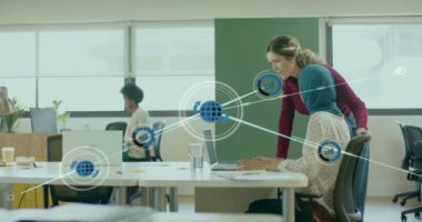 Ofisteki dizüstü bilgisayarını kullanan farklı kadın meslektaşların ikonlarla olan bağlantılarının animasyonu. Teknoloji, iş ve dijital arayüz kavramı dijital olarak oluşturulmuş video.