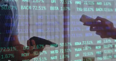 Akıllı telefondan ödeme yapan farklı insanlar üzerinde finansal veri işleme animasyonu. Küresel iş, finans, bilgisayar ve dijital arayüz kavramı dijital olarak oluşturulmuş video.