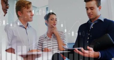 Ofisteki çeşitli iş adamları üzerinde finansal veri işleme animasyonu. Küresel finans, iş, bağlantılar, hesaplama ve veri işleme kavramı dijital olarak oluşturulmuş video.