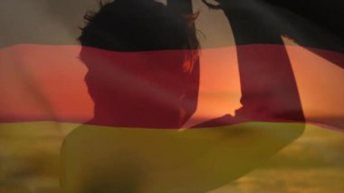 Sahilde sörf tahtası olan beyaz bir adamın üzerinde Alman bayrağı animajı. Spor, yaşam tarzı, vatanseverlik ve dijital olarak üretilen tatil konsepti.