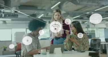 Ofisteki tablet kullanan çeşitli kadın meslektaşların ikonlarla olan bağlantılarının animasyonu. Teknoloji, iş ve dijital arayüz kavramı dijital olarak oluşturulmuş video.