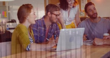 Ofisteki çeşitli iş adamları üzerinde finansal veri işleme animasyonu. Küresel finans, iş, bağlantılar, hesaplama ve veri işleme kavramı dijital olarak oluşturulmuş video.