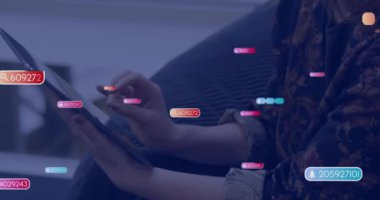 Tablet kullanan beyaz kadın sayısının giderek arttığı sosyal medya simgelerinin canlandırılması. Dijital olarak oluşturulmuş küresel sosyal medya, iletişim ve dijital arayüz kavramı.