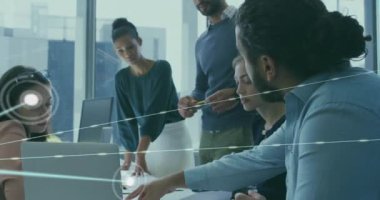 Ofisteki çeşitli iş adamlarıyla olan bağlantıların animasyonu. Küresel finans, iş, bağlantılar, hesaplama ve veri işleme kavramı dijital olarak oluşturulmuş video.