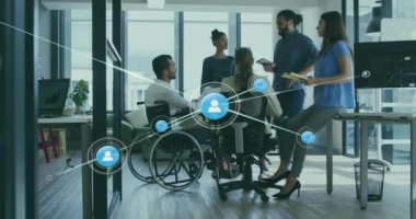 Toplantıda engelli ve çeşitli meslektaşlar üzerindeki simgelerle bağlantı ağının canlandırılması. Teknoloji, iş ve dijital arayüz kavramı dijital olarak oluşturulmuş video.