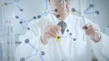 Kafkas erkek bilim adamının laboratuvarında moleküllerin işleme tabi tutulması. Küresel eğitim, bilim, bağlantılar, hesaplama ve veri işleme kavramı dijital olarak oluşturulmuş video.
