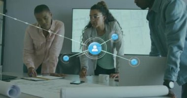 Ofiste iş tartışması yapan farklı meslektaşların ikonlarıyla bağlantı ağının animasyonu. Teknoloji, iş ve dijital arayüz kavramı dijital olarak oluşturulmuş video.
