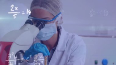 Matematiksel denklemlerin, laboratuarda çalışan beyaz kadın bilim adamı üzerine animasyonu. Küresel bilim, teknoloji ve dijital arayüz kavramı dijital olarak oluşturulmuş video.
