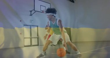 Sahadaki çeşitli basketbol oyuncuları üzerinde Ukrayna bayrağı animasyonu. Küresel spor, rekabet, bağlantılar, hesaplama ve veri işleme kavramı dijital olarak oluşturulmuş video.