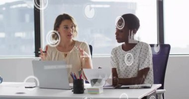 Veri işleme ve diyagramlarının animasyonu ofiste iş tartışan çeşitli bayan meslektaşlar üzerinde. Teknoloji, iş ve dijital arayüz kavramı dijital olarak oluşturulmuş video.