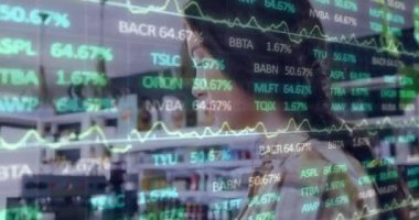 Akıllı telefondan ödeme yapan farklı insanlar üzerinde finansal veri işleme animasyonu. Küresel iş, finans, bilgisayar ve dijital arayüz kavramı dijital olarak oluşturulmuş video.