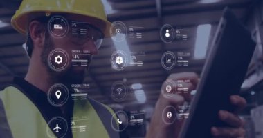 Depoda çalışan beyaz adam hakkında ikonlar ve veri işleme animasyonları. Küresel gönderim, finans, iş, bağlantılar, hesaplama ve veri işleme kavramı dijital olarak oluşturulmuş video.