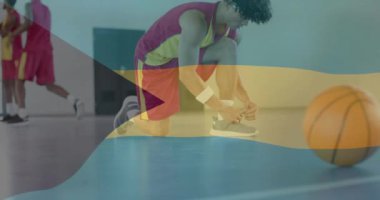 Bahama bayrağının spor salonunda ayakkabı bağlayan çeşitli erkek basketbol oyuncuları üzerinde canlandırılması. Spor, bayraklar ve dijital arayüz konsepti dijital olarak oluşturulmuş video.
