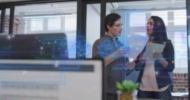 Ofisteki çeşitli iş adamları üzerinde finansal veri işleme animasyonu. Küresel finans, iş, bağlantılar, hesaplama ve veri işleme kavramı dijital olarak oluşturulmuş video.