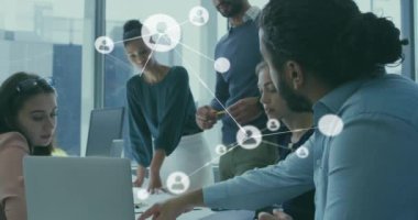 Ofisteki farklı iş adamlarının insanlarla olan bağlantılarının animasyonu. Küresel finans, iş, bağlantılar, hesaplama ve veri işleme kavramı dijital olarak oluşturulmuş video.