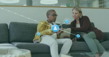 Ofisteki tablet kullanan çeşitli meslektaşlar üzerindeki simgelerle bağlantı ağının canlandırılması. Teknoloji, iş ve dijital arayüz kavramı dijital olarak oluşturulmuş video.