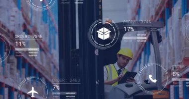 Depoda çalışan beyaz adam hakkında ikonlar ve veri işleme animasyonları. Küresel gönderim, finans, iş, bağlantılar, hesaplama ve veri işleme kavramı dijital olarak oluşturulmuş video.