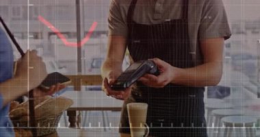 Akıllı telefondan ödeme yapan farklı insanlar üzerinde finansal veri işleme animasyonu. Küresel iş, finans, bilgisayar ve dijital arayüz kavramı dijital olarak oluşturulmuş video.