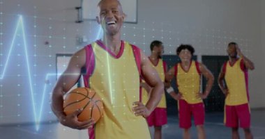 Sahadaki çeşitli basketbol oyuncularının dijital veri işleme animasyonları. Küresel spor, rekabet, bağlantılar, hesaplama ve veri işleme kavramı dijital olarak oluşturulmuş video.