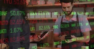 Akıllı telefondan ödeme yapan farklı insanlar üzerinde finansal veri işleme animasyonu. Küresel iş, finans, bilgisayar ve dijital arayüz kavramı dijital olarak oluşturulmuş video.