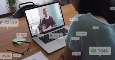 Dizüstü bilgisayardaki farklı iş adamlarının sosyal medya veri işleme animasyonları. Küresel finans, iş, bağlantılar, hesaplama ve veri işleme kavramı dijital olarak oluşturulmuş video.