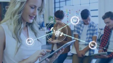 Tablet kullanan farklı meslektaşlar üzerindeki simgelerle bağlantı ağının animasyonu. Küresel iş, bağlantılar, iletişim ve dijital arayüz kavramı dijital olarak oluşturulmuş video.