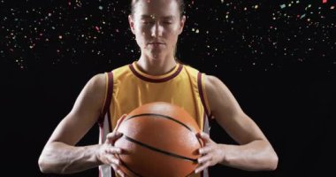 Beyaz kadın basketbolcunun üzerine düşen konfeti animasyonu. Spor, kazanma ve kutlama konsepti dijital olarak oluşturulmuş video.