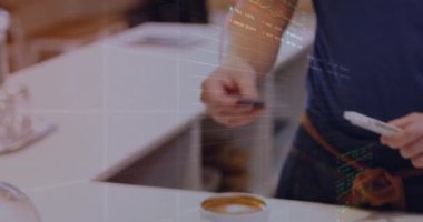 Kredi kartıyla ödeme yapan farklı insanlar üzerinde finansal veri işleme animasyonu. Küresel iş, finans, bilgisayar ve dijital arayüz kavramı dijital olarak oluşturulmuş video.