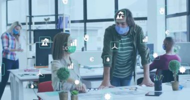 Ofiste yüz maskesi takan çeşitli iş adamlarının ekolojik simgelerinin canlandırılması. Küresel salgın, finans, ticaret, bağlantılar, hesaplama ve veri işleme kavramı dijital olarak oluşturulmuş video.